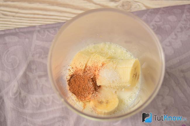 Молоко, подсластитель и корица с фруктами для смузи