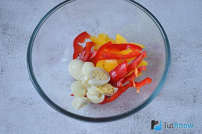 Нарезанный болгарский перец и яйца для салата