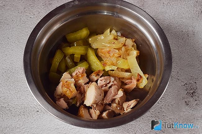 Измельченное куриное мясо и маринованные огурчики с жареным луком