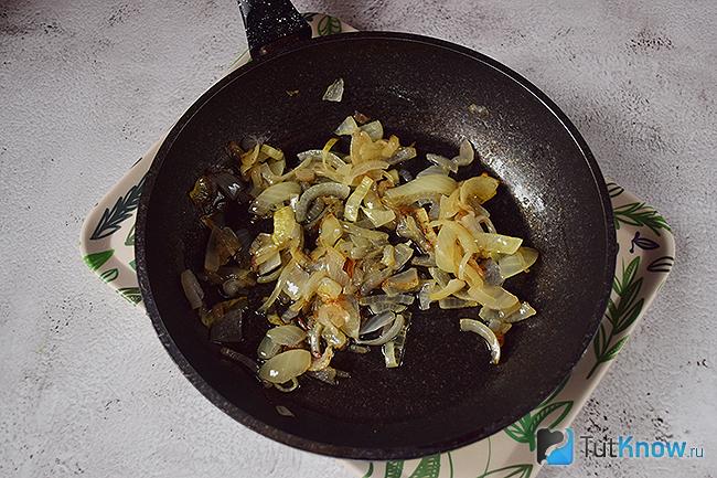 Жареный лук на сковороде