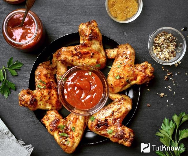 Закуска из куриных крылышек с соусом на Новый год