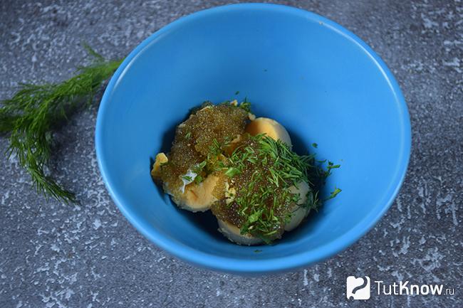 Куриные желтки с икрой и зеленью