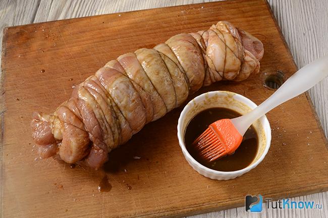 Рулет из свинины в маринаде