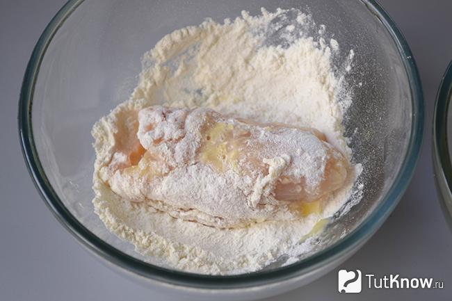 куриная грудка кордон блю рецепт. 1578752419 4. куриная грудка кордон блю рецепт фото. куриная грудка кордон блю рецепт-1578752419 4. картинка куриная грудка кордон блю рецепт. картинка 1578752419 4. Рецепт Кордон блю из куриного филе – прекрасный способ приготовить белое мясо курицы так, чтобы оно было сочным, с хрустящей корочкой. Начинка Кордон Блю из ветчины и сыра в духовке приобретает особенную нежную текстуру, что очень удачно сочетается с плотным, но мягким мясом. В качестве гарнира к такому блюду лучше других подойдет рис. Он отлично сочетается с курицей, и не добавит лишних калорий в порцию, ведь рис, как и белое куриное мясо, абсолютно диетический продукт. Приготовить блюдо совсем не сложно.