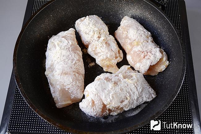 куриная грудка кордон блю рецепт. 1578752463 5. куриная грудка кордон блю рецепт фото. куриная грудка кордон блю рецепт-1578752463 5. картинка куриная грудка кордон блю рецепт. картинка 1578752463 5. Рецепт Кордон блю из куриного филе – прекрасный способ приготовить белое мясо курицы так, чтобы оно было сочным, с хрустящей корочкой. Начинка Кордон Блю из ветчины и сыра в духовке приобретает особенную нежную текстуру, что очень удачно сочетается с плотным, но мягким мясом. В качестве гарнира к такому блюду лучше других подойдет рис. Он отлично сочетается с курицей, и не добавит лишних калорий в порцию, ведь рис, как и белое куриное мясо, абсолютно диетический продукт. Приготовить блюдо совсем не сложно.