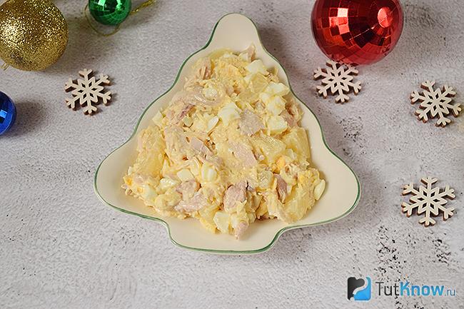 Готовый салат на Новый год из курицы с ананасами