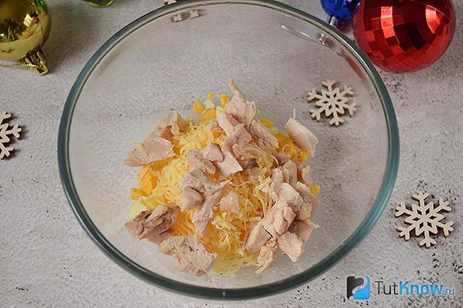 Вареные яйца с тертым сыром и куриным мясом