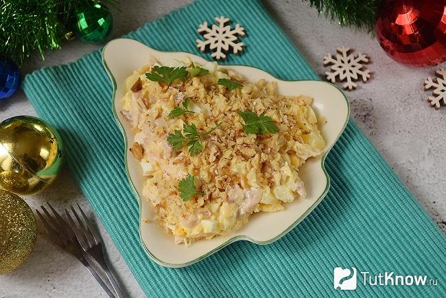 Готовый к подаче салат на Новый год из курицы с ананасами