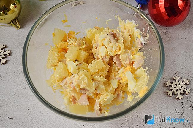 Салат с курицей и ананасами