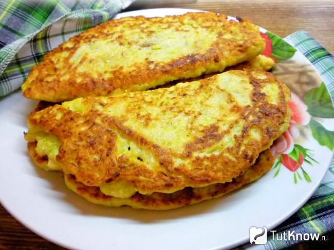 Чебуреки из блинов с курицей