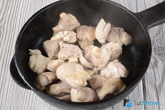 Курица жарится на сковороде
