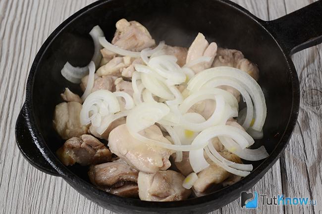 Курица с луком на сковороде