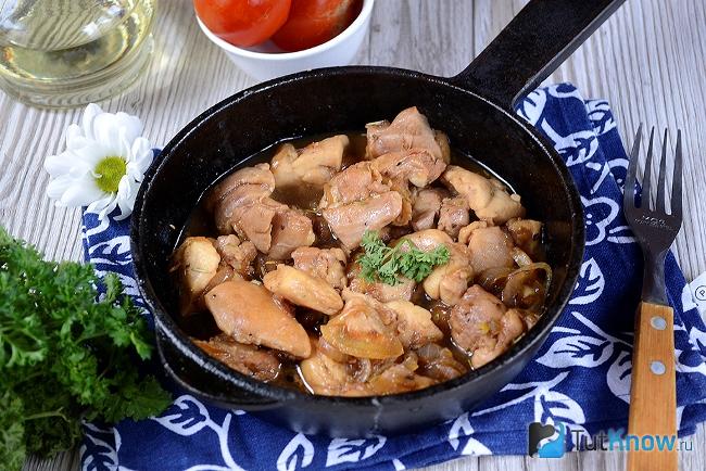 Готовая жареная курица со специями
