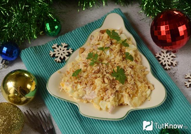 Салат на Новый год из курицы с ананасами