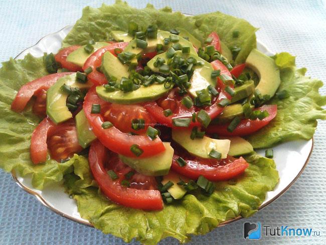 Салат c кальмарами и маринованным луком