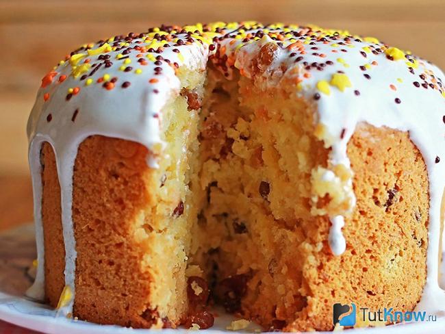 Традиционный пасхальный кулич с изюмом