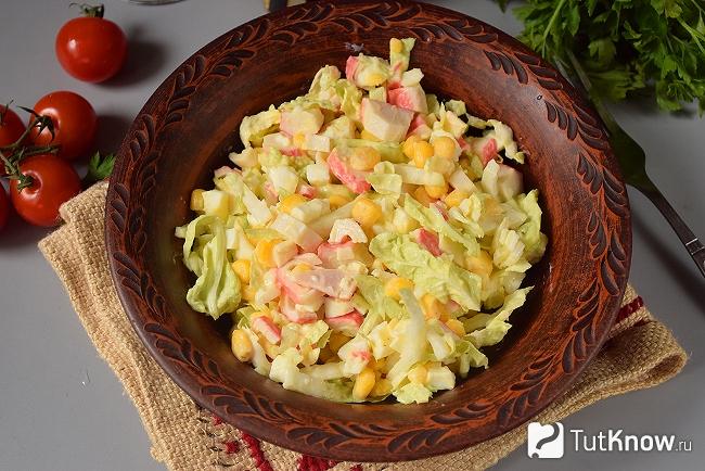 Готовый салат из пекинской капусты и крабовых палочек