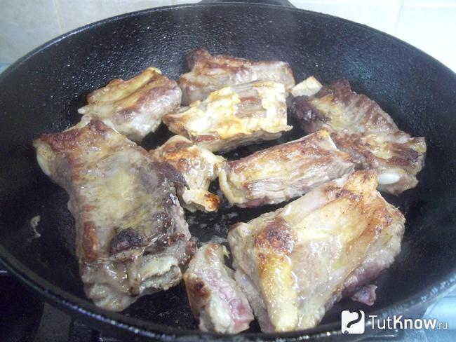 Мясо жарится в сковороде