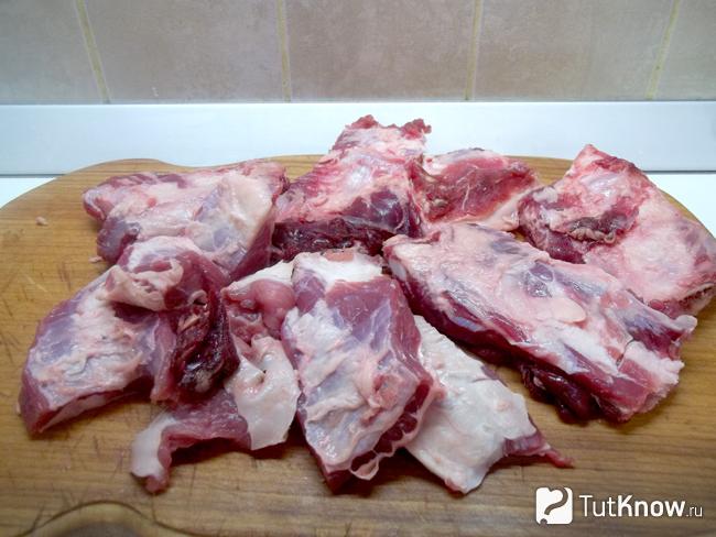 Мясо нарезано на сегменты