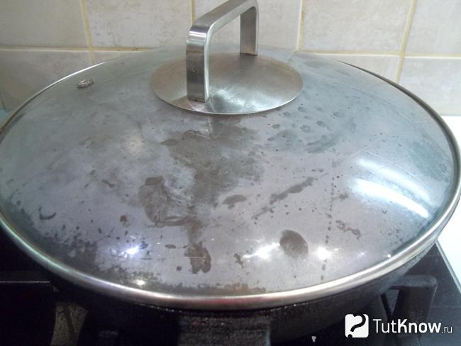 Мясо тушится под крышкой