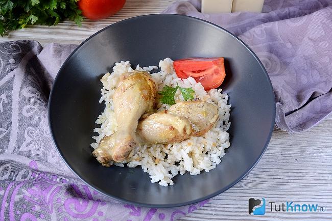 Готовая к подаче тушеная курица со сметаной