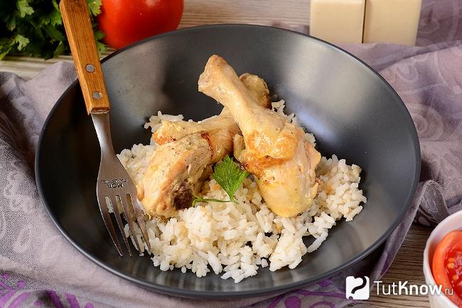 Готовая тушеная курица со сметаной на сковороде