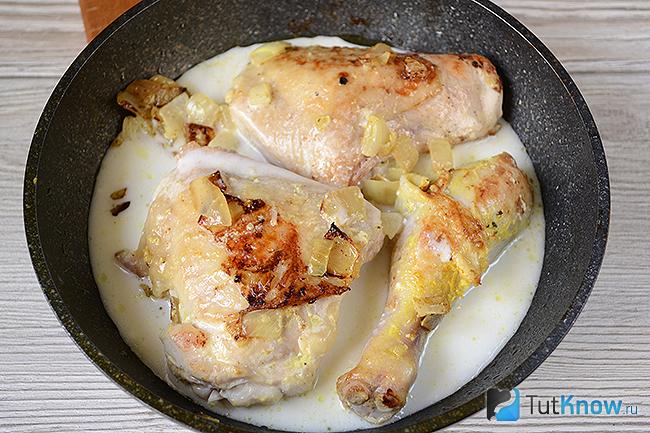 Курица со сметанным соусом на сковороде