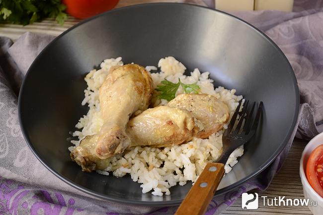 Тушеная курица со сметаной на сковороде