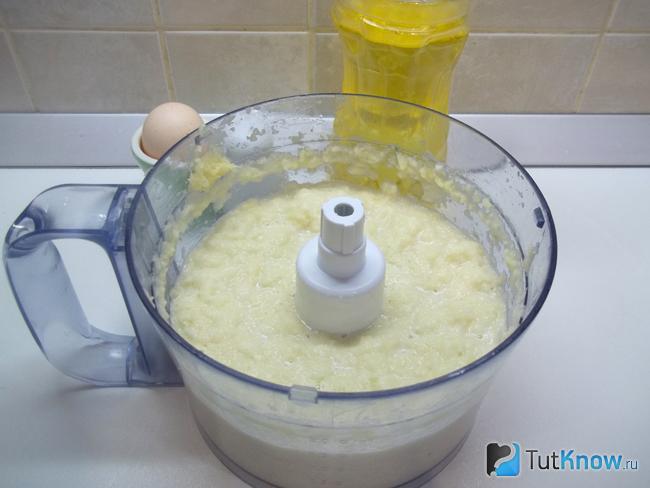 Картофель и лук измельчены в комбайне
