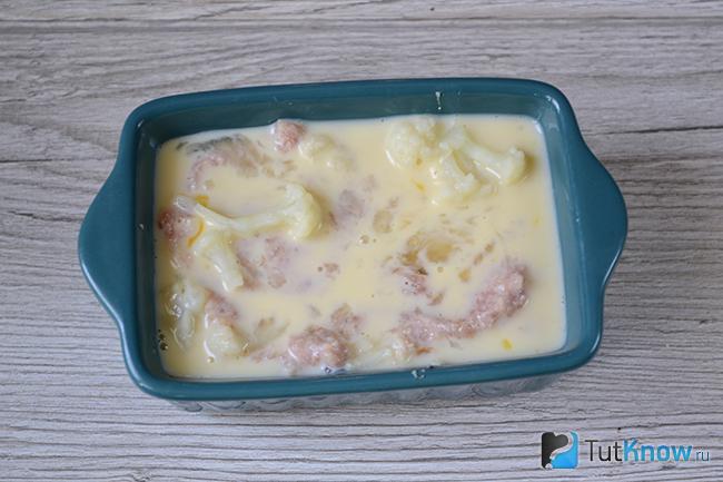 Цветная капуста и мясной фарш, залитые яично-молочной смесью