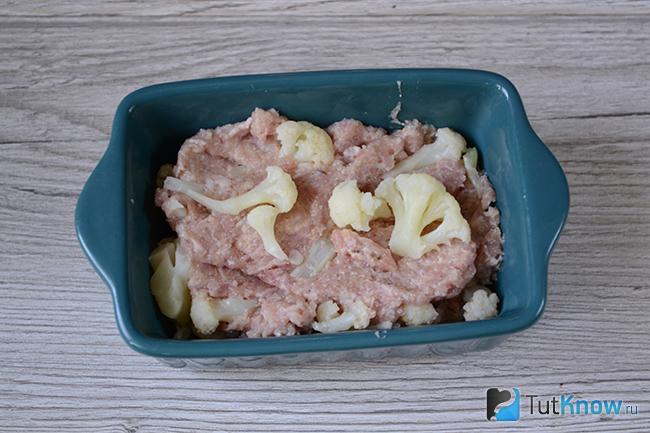 Цветная капуста и мясной фарш в форме для запекания