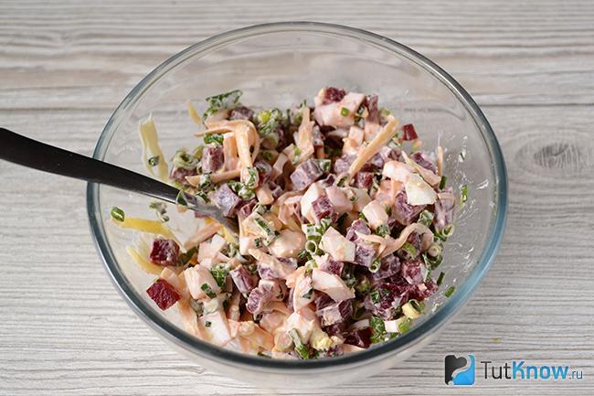 Готовый свекольный салат с сыром и яйцом