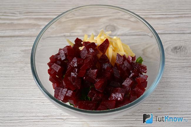 Основа свекольного салата с сыром и яйцом