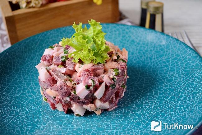 Готовый к подаче свекольный салат с сыром и яйцом