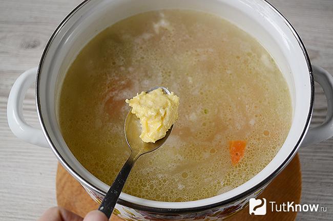 сырный суп с курицей и клецками. 1584274304 8. сырный суп с курицей и клецками фото. сырный суп с курицей и клецками-1584274304 8. картинка сырный суп с курицей и клецками. картинка 1584274304 8. Суп с сырными клёцками – универсальное первое блюдо, ведь вы можете его приготовить в любое время года. Блюдо состоит из продуктов, которые продаются в каждом супермаркете. Кроме того, суп простой в приготовлении.