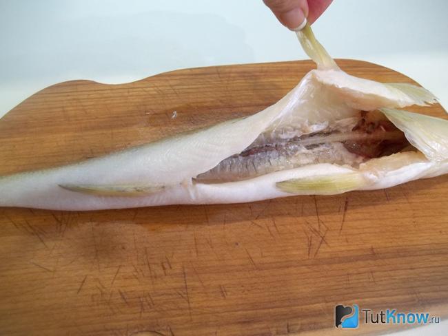 Рыба разморожена и очищена