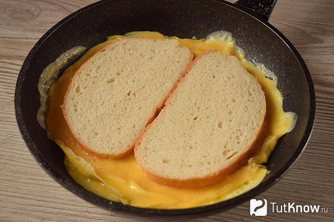 Хлеб с омлетом на сковороде