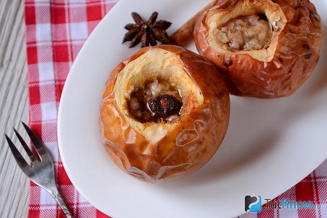 Готовые яблоки, запеченные в духовке с лимонной цедрой