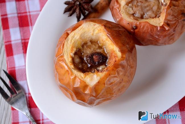 Готовые яблоки, запеченные в духовке с лимонной цедрой и специями