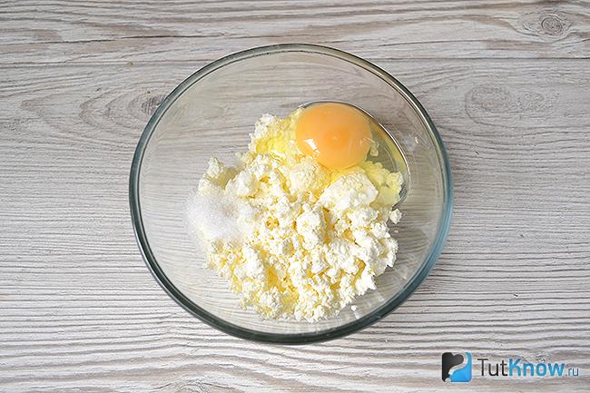 Творог с яйцом и сахаром