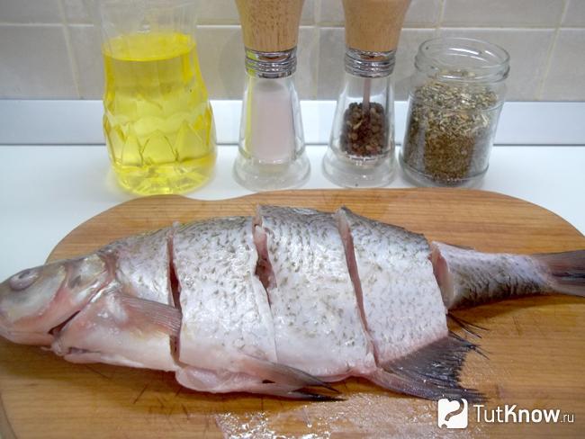 Рыба очищена, вымыта и нарезана кусочками