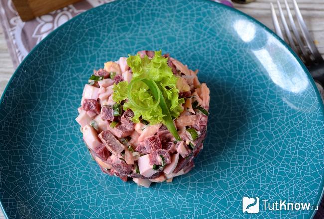 Свекольный салат с сыром и яйцом