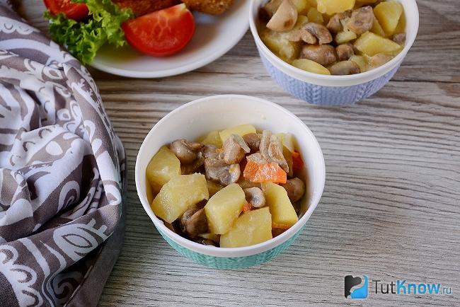 Готовый тушеный картофель с грибами