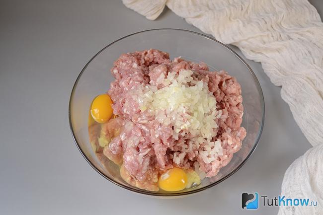 Мясной фарш с луком и яйцами