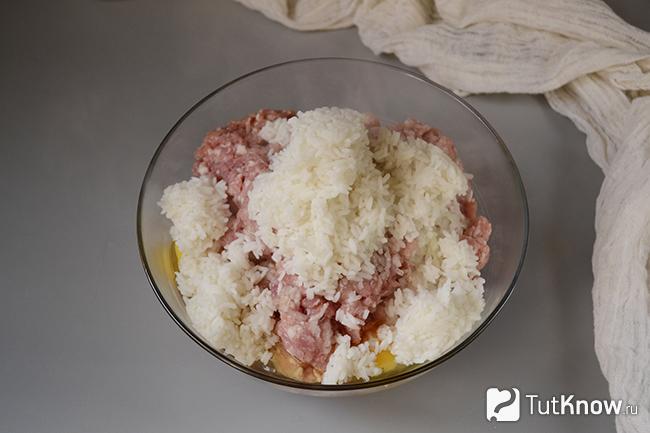 Добавление риса в мясной фарш