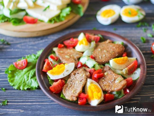 Салат с овощами и яйцом — классический рецепт
