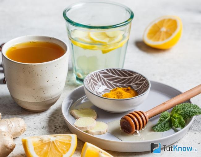 Вода и чай с лимоном для иммунитета