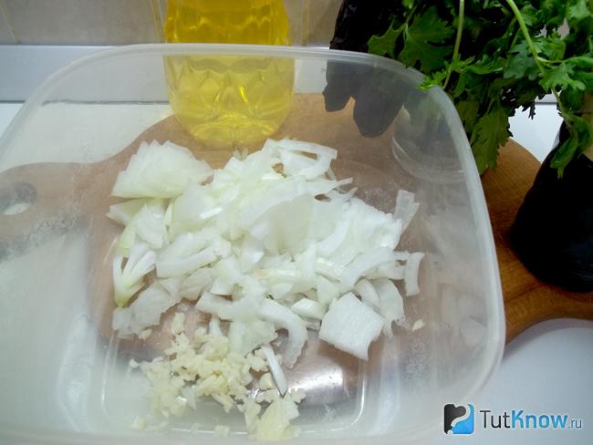 Лук и чеснок нашинкованы