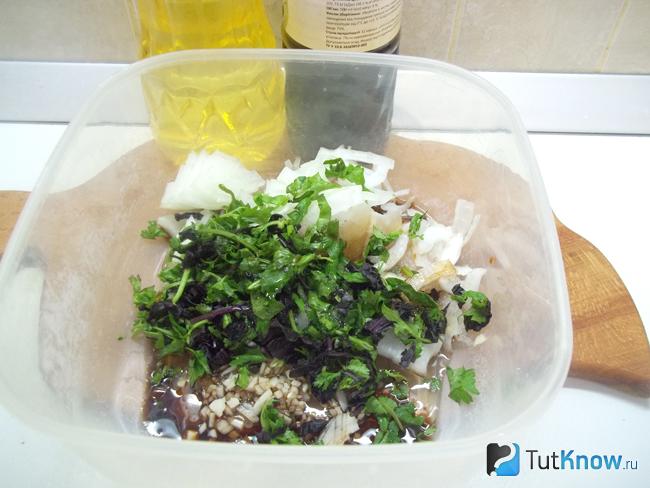 К продуктам добавлено масло и соевый соус