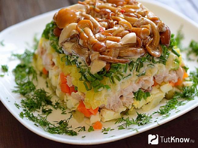 Салат лесная поляна с грибами и копченой курицей с корейской морковью и салат лесная поляна — 9 рецептов простого и очень вкусного слоеного салата с курицей и грибами